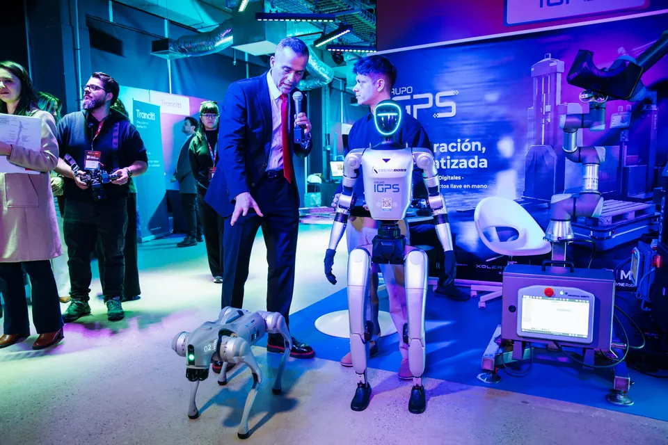 Robots G1 y GO2 junto al equipo en un stand de feria