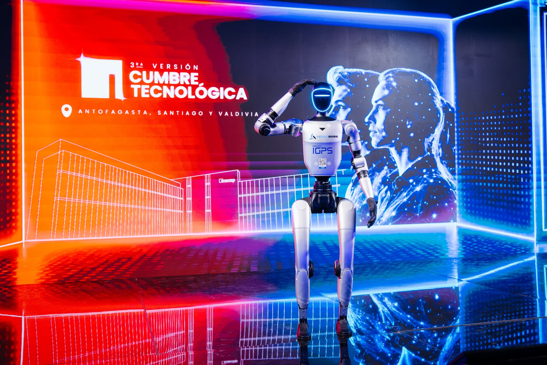 Unitree G1 saludando en un escenario iluminado en rojo y azul