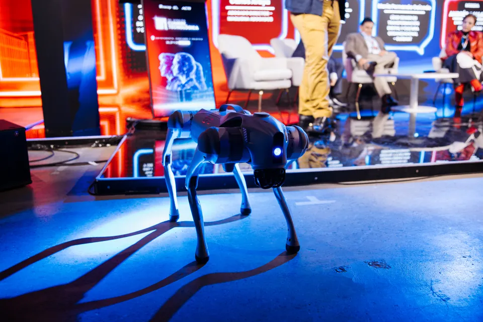 Robot cuadr&uacute;pedo GO2 frente a un escenario con luces azules